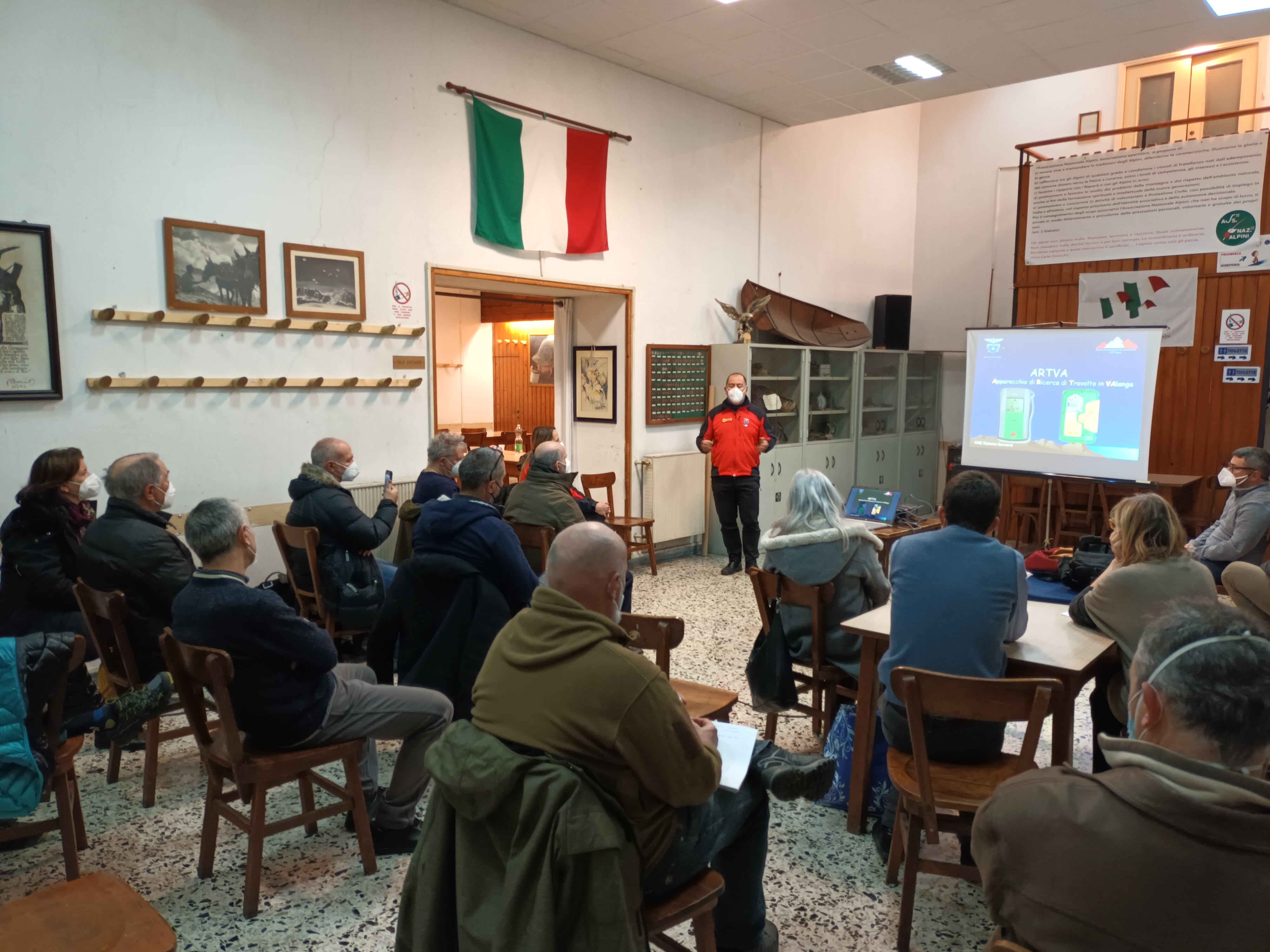 Lezione teorica sulle procedure di autosoccorso e sull'uso dei dispositivi di sicurezza in caso di v