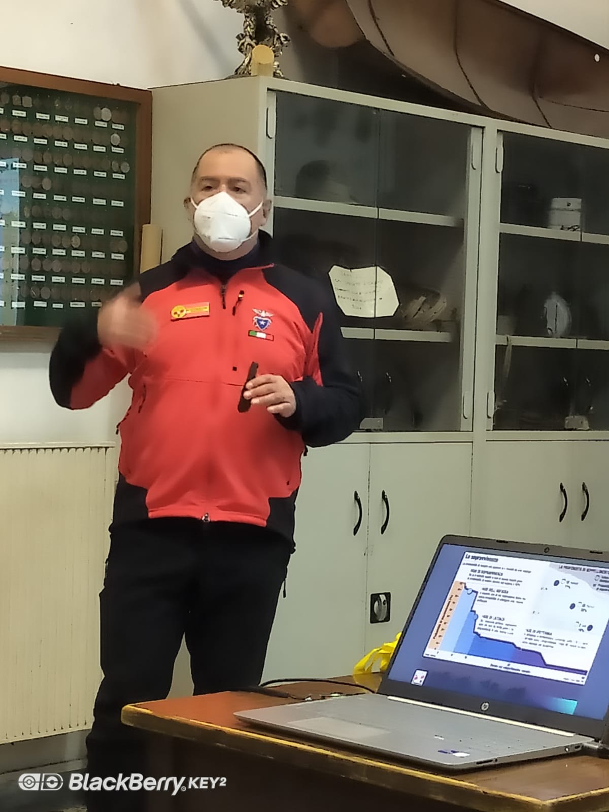 Lezione teorica sulle procedure di autosoccorso e sull'uso dei dispositivi di sicurezza in caso di v