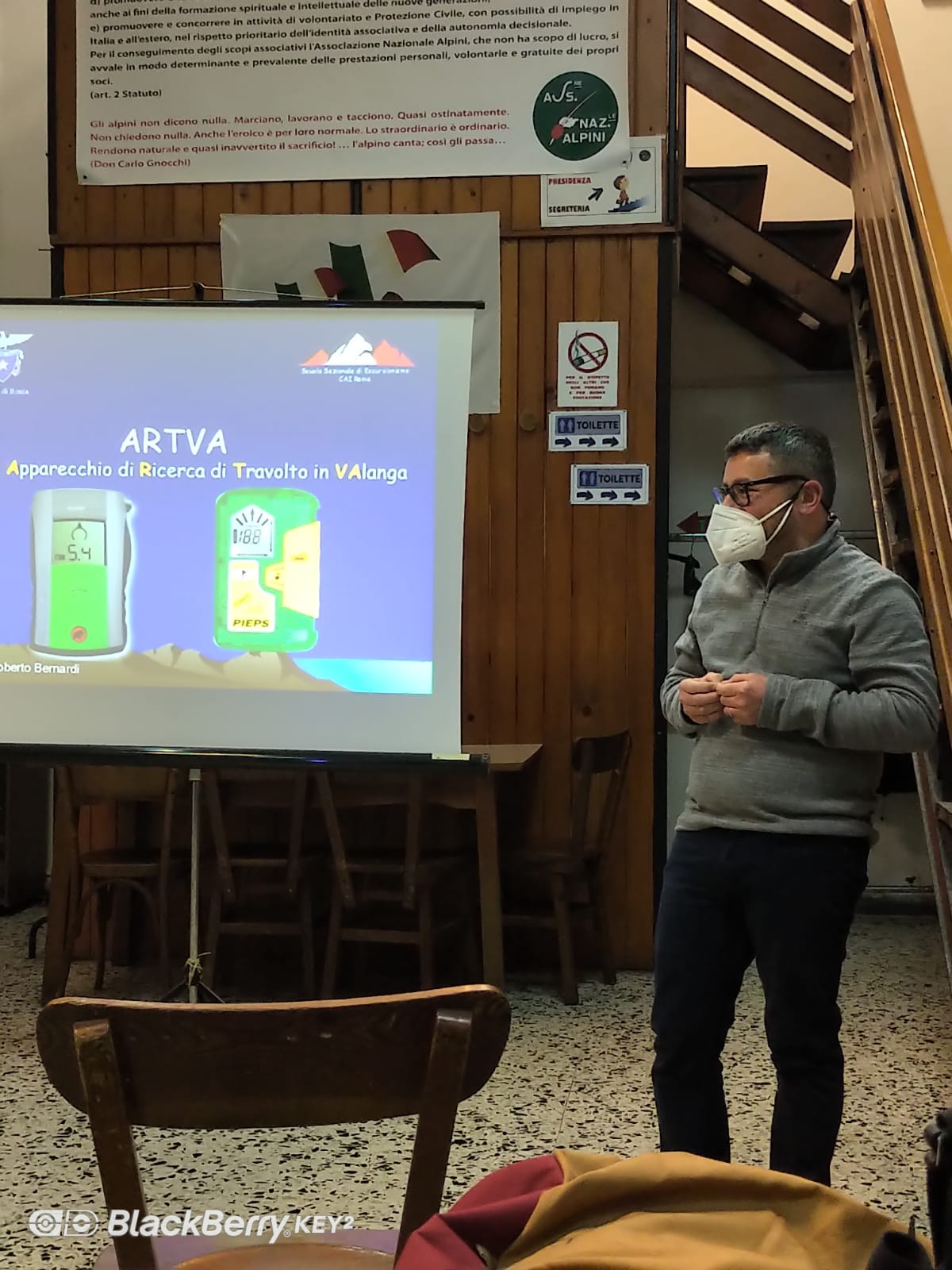 Lezione teorica sulle procedure di autosoccorso e sull'uso dei dispositivi di sicurezza in caso di v