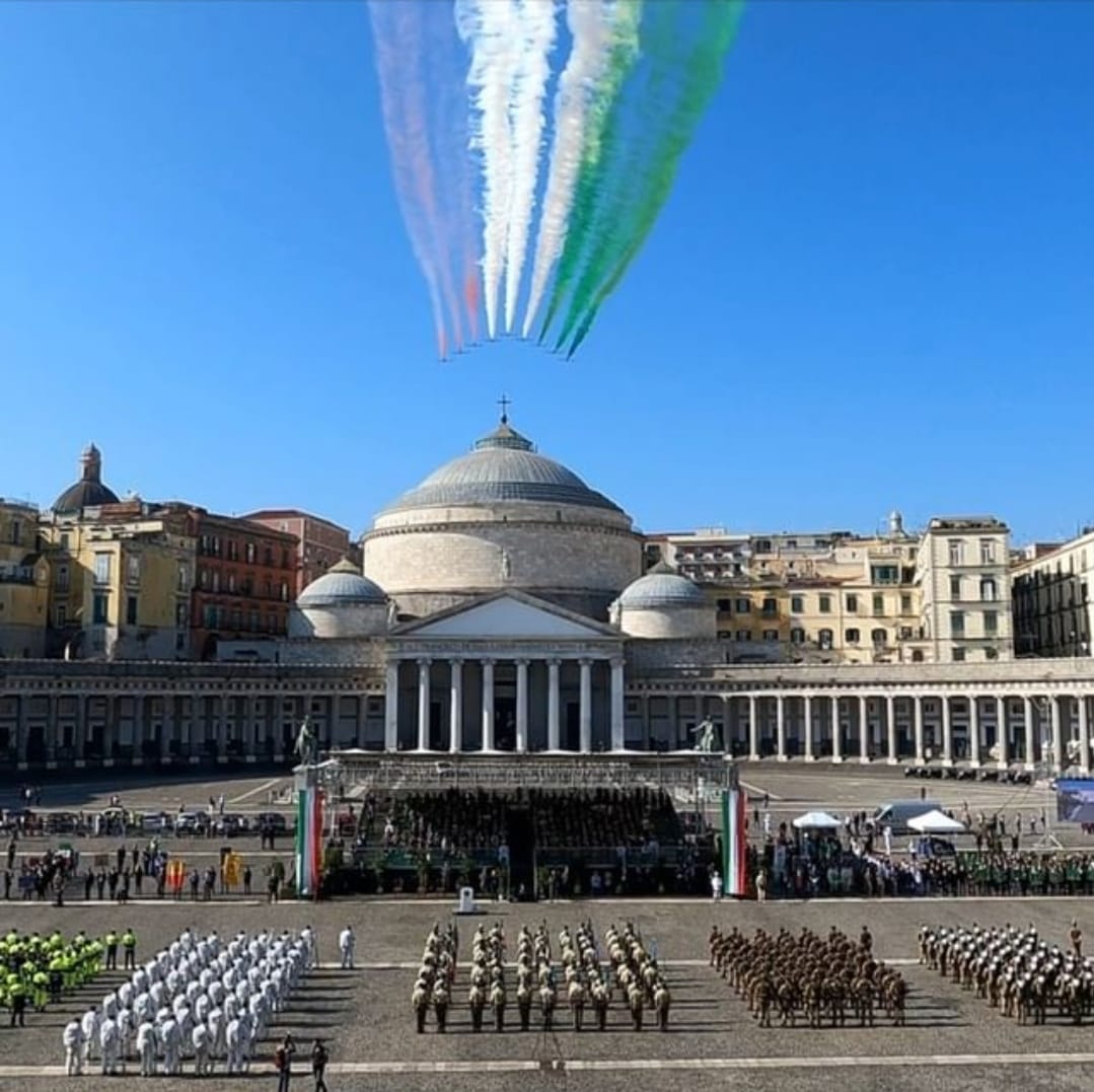Le frecce tricolori sfrecciano durante la cerimonia